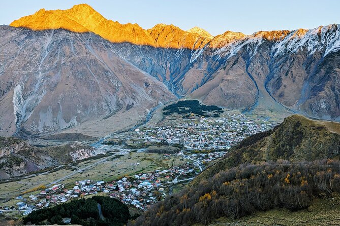 3-Day Hiking Group Tour in Kazbegi - Day 2: Gergeti Trinity Church and the glacier route