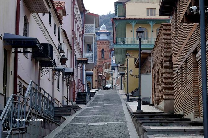 Classic Tbilisi Walking Tour - Guide quality and the human side of the tour