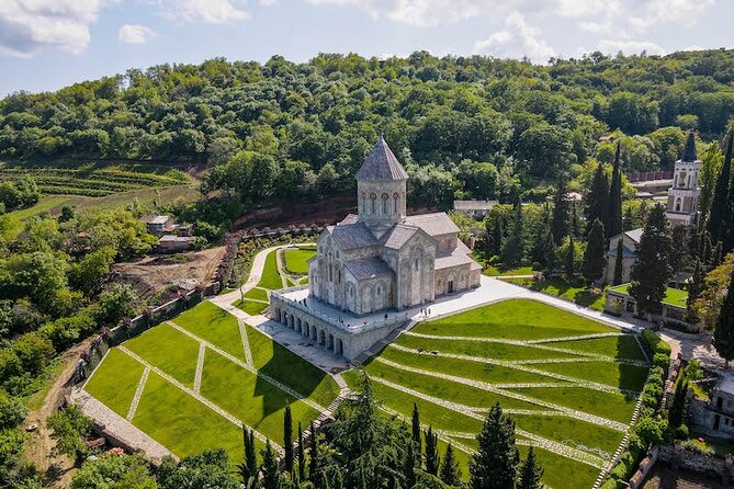 Kakheti, Bodbe, Sighnaghi and Telavi (Group Tour) - Telavi: an old tree and a royal view