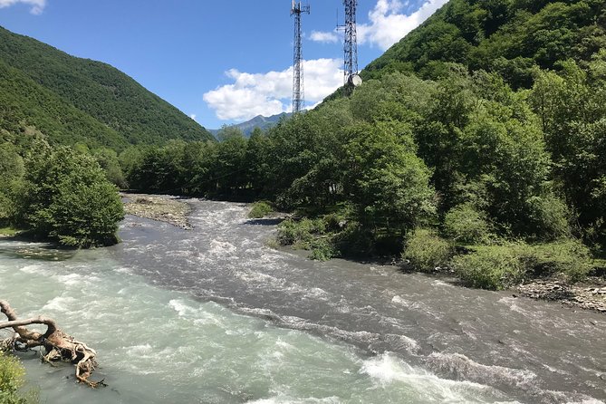 Private Day Trip to Gudauri and Kazbegi from Tbilisi via Jvari and Mtskheta - Reaching Kazbegi and choosing lunch