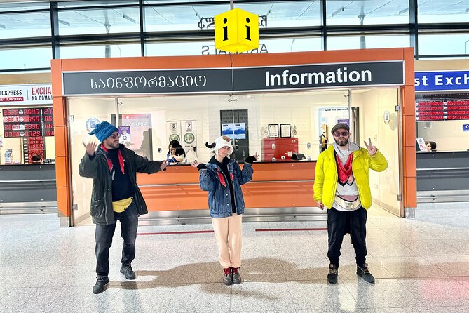 Transfer from Tbilisi Airport to Tbilisi - A red scarf in a crowded Tbilisi arrival hall